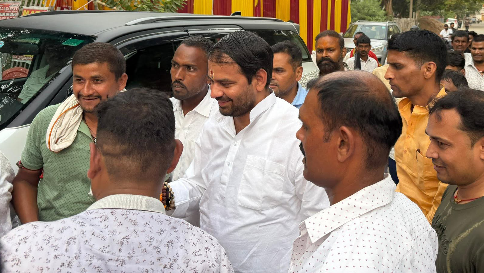tej-pratap-yadav-with-supporters