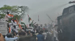 Tejashwi_in_front_of_water_cannon-Lok_Bhavan_march